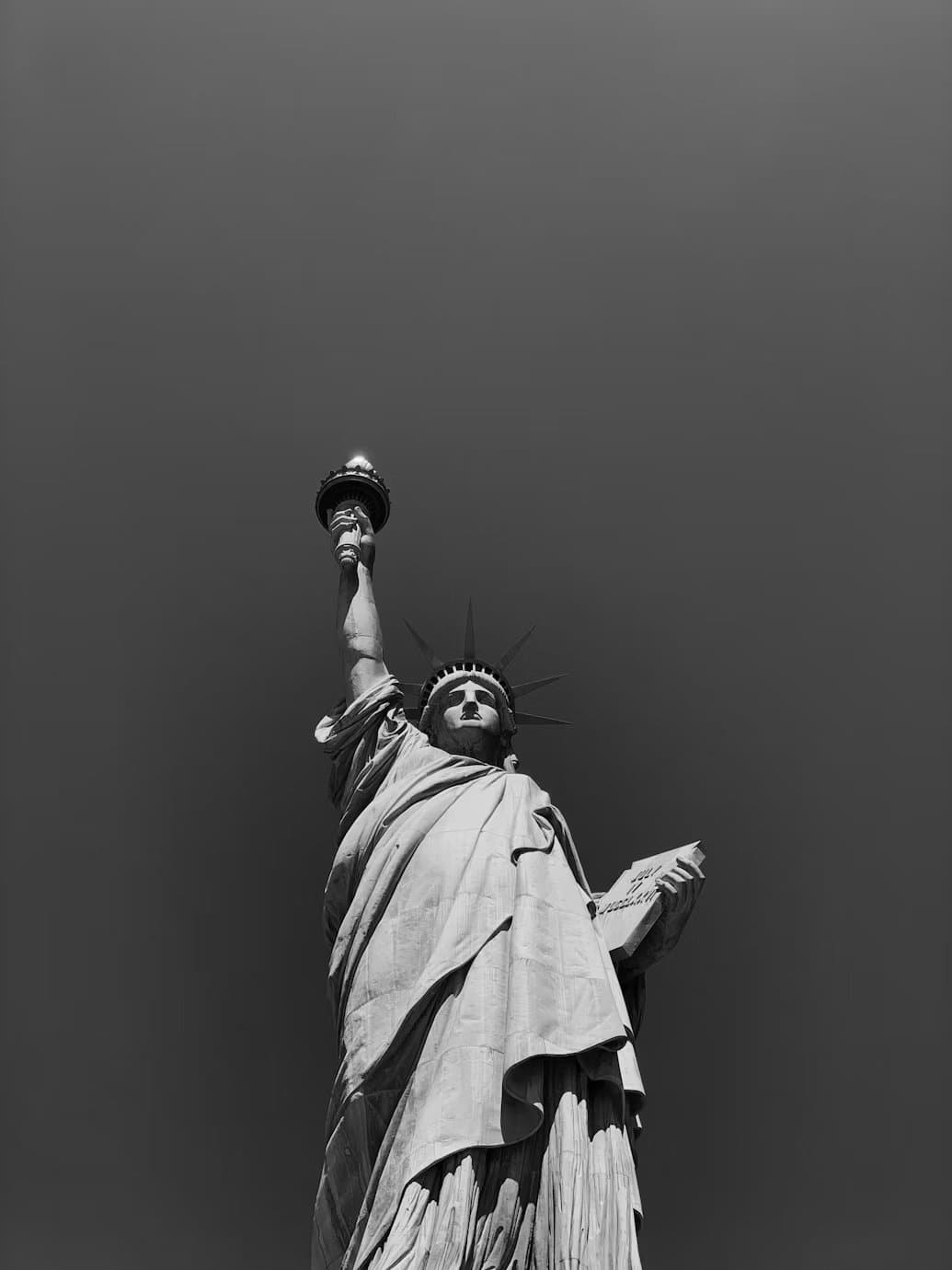 La statue de la Liberté vue en contre-plongée, en noir et blanc